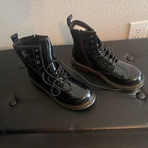 Doc marten women’s boots sz 7 black irridescent